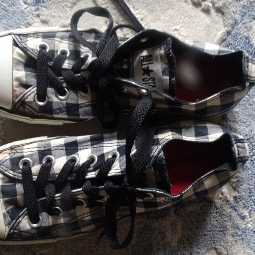 CONVERSE ALL STAR LOW TOPS SIZE 8.5
